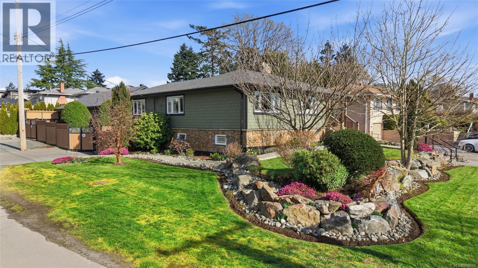 196 Homer Rd, Saanich, British Columbia  V8Z 1V6 - Photo 2 - 1026666