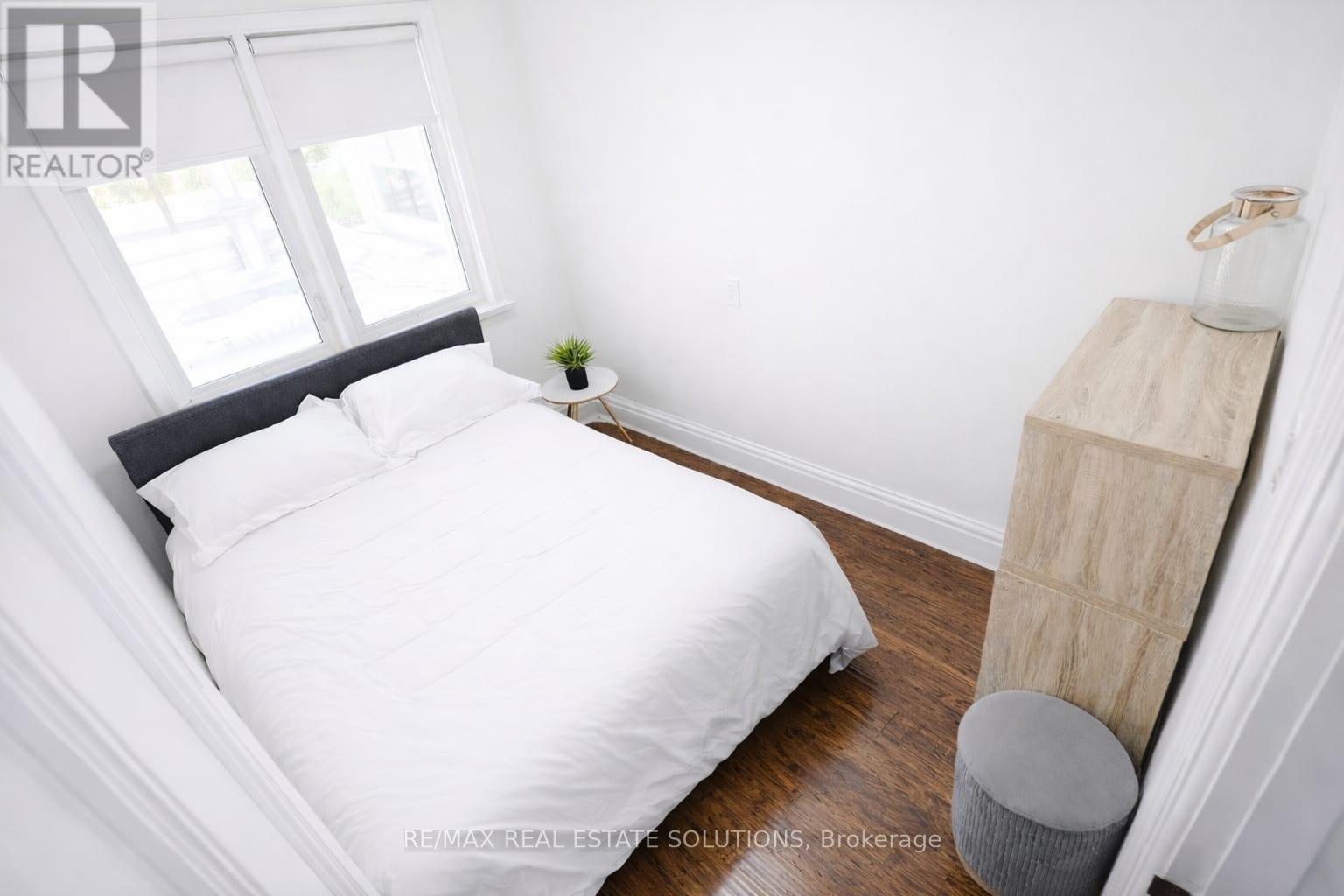 Upper - 206 Bathurst Street, Toronto, Ontario  M5T 2R9 - Photo 11 - C12821856