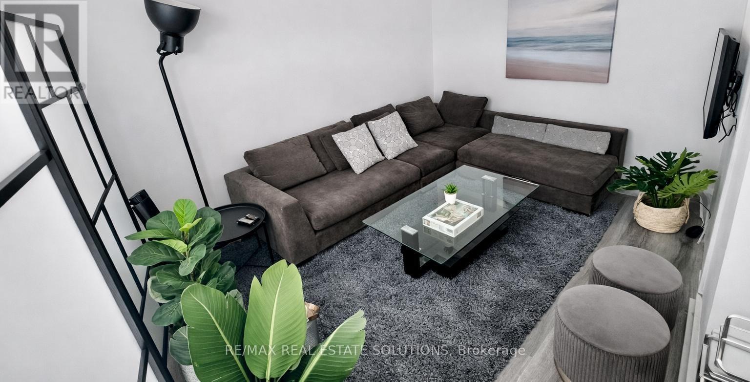 Upper - 206 Bathurst Street, Toronto, Ontario  M5T 2R9 - Photo 12 - C12821856