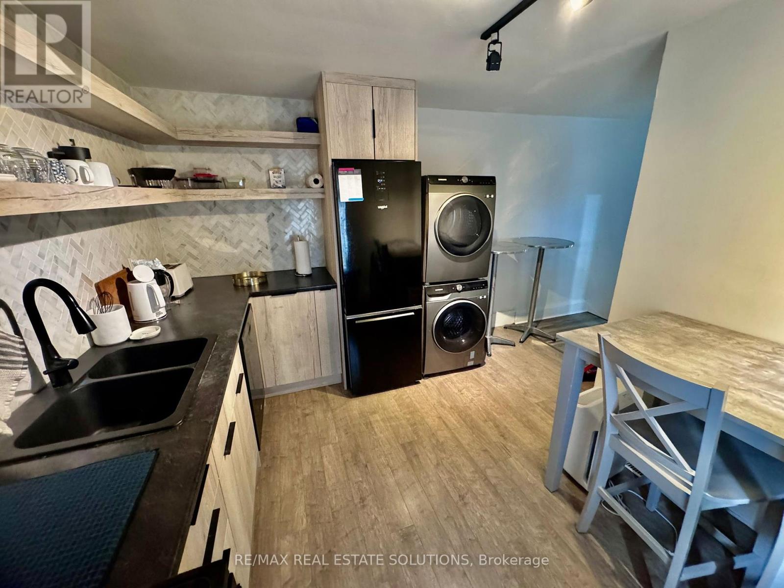 Upper - 206 Bathurst Street, Toronto, Ontario  M5T 2R9 - Photo 2 - C12821856