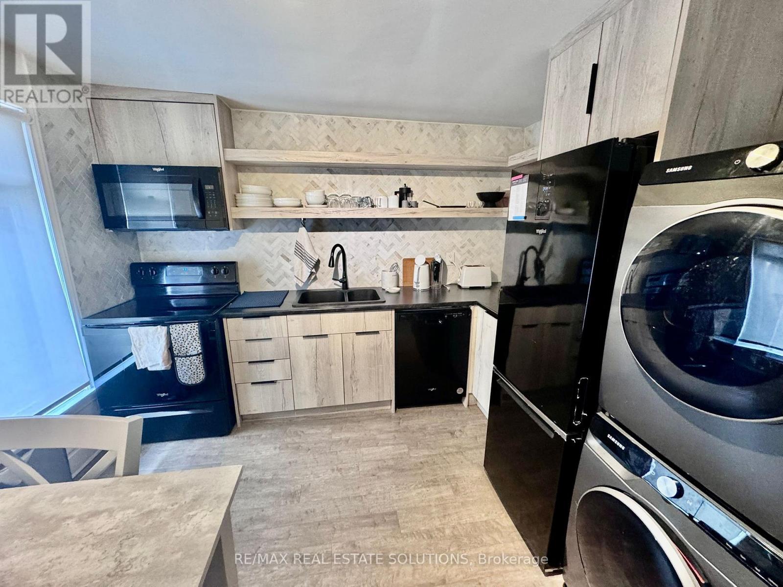 Upper - 206 Bathurst Street, Toronto, Ontario  M5T 2R9 - Photo 3 - C12821856