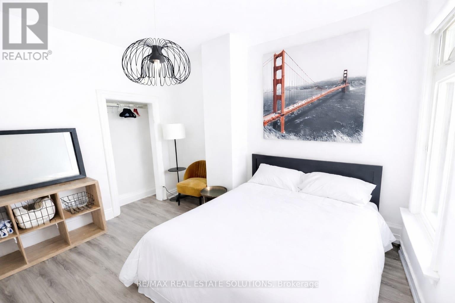 Upper - 206 Bathurst Street, Toronto, Ontario  M5T 2R9 - Photo 4 - C12821856