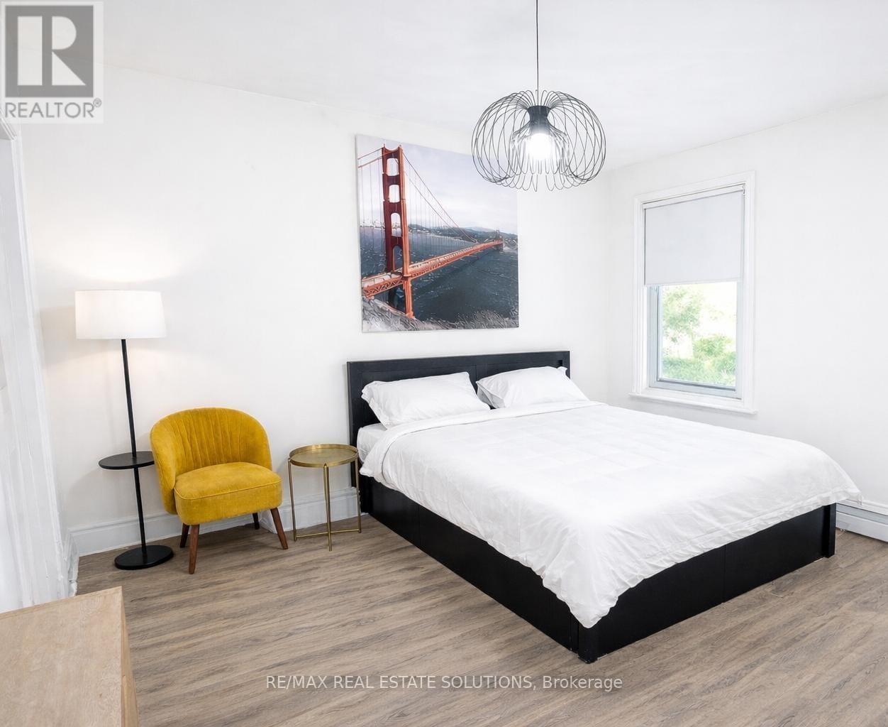 Upper - 206 Bathurst Street, Toronto, Ontario  M5T 2R9 - Photo 5 - C12821856