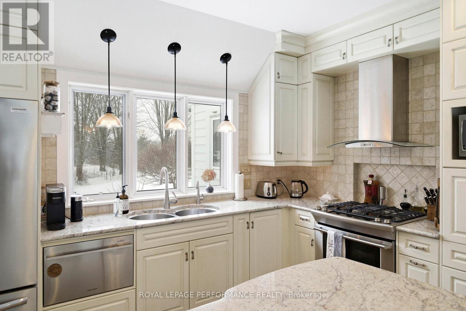 18537 Stonehouse Point Road, South Glengarry, Ontario  K6H 5R5 - Photo 7 - X12821848