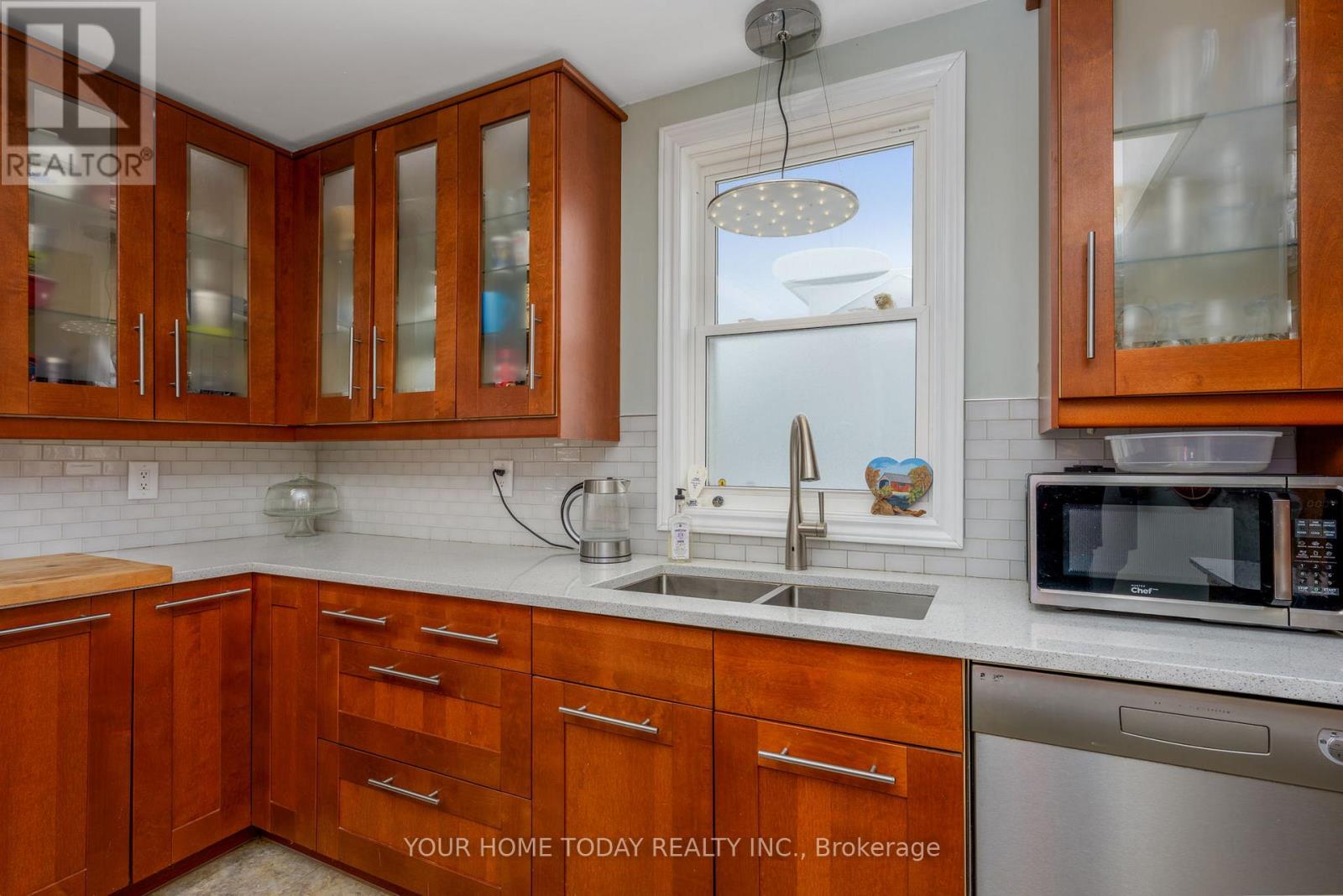 20 Elgin Street, Halton Hills, Ontario  L7G 3M3 - Photo 14 - W12805924