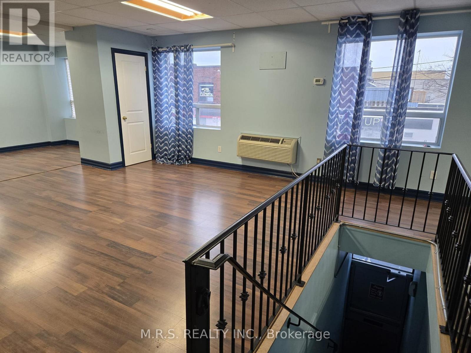2nd Flr - 2152 Danforth Avenue, Toronto, Ontario  M4C 1K3 - Photo 7 - E12712316