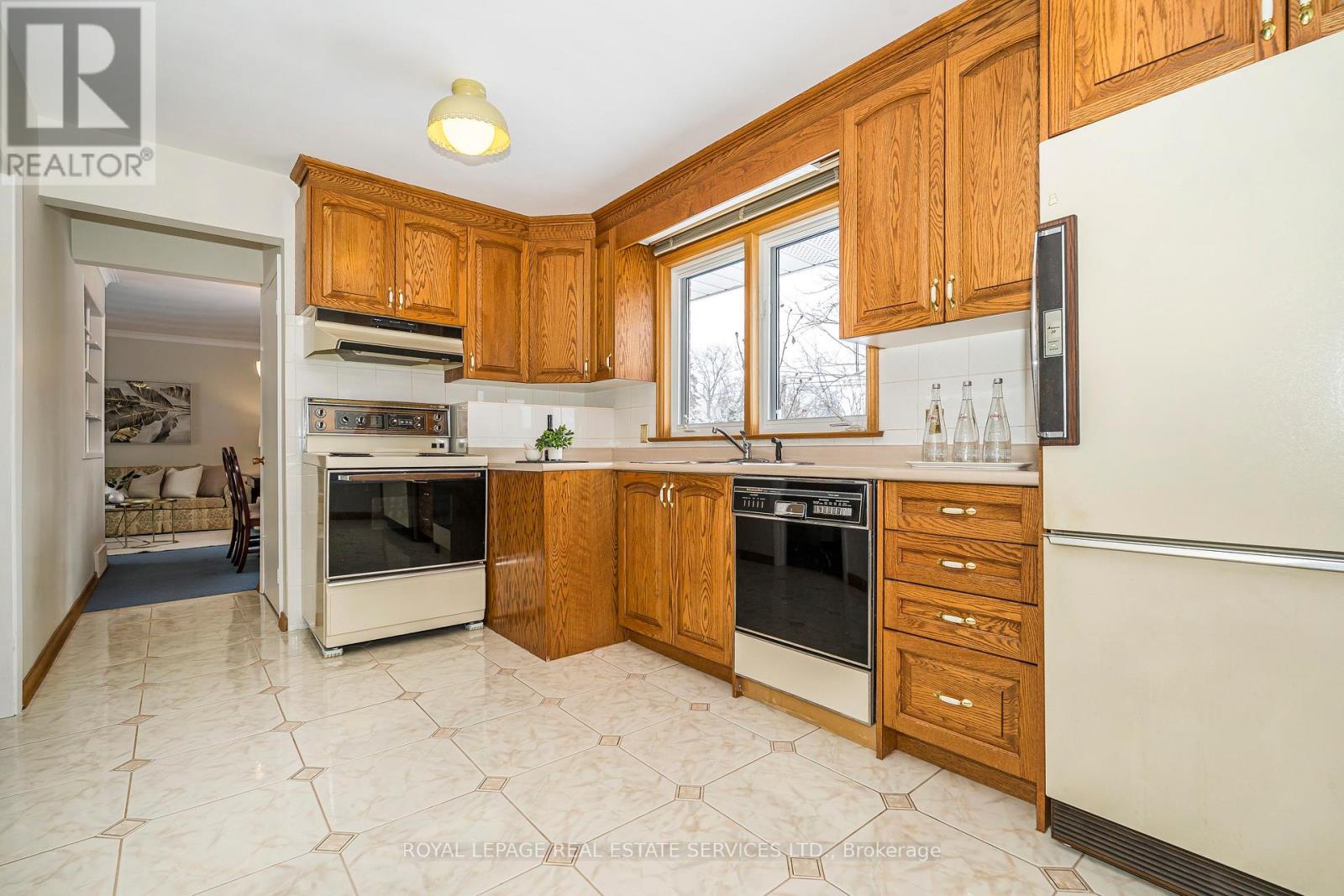 71 Hillcroft Drive, Toronto, Ontario  M9B 4X6 - Photo 11 - W12821976