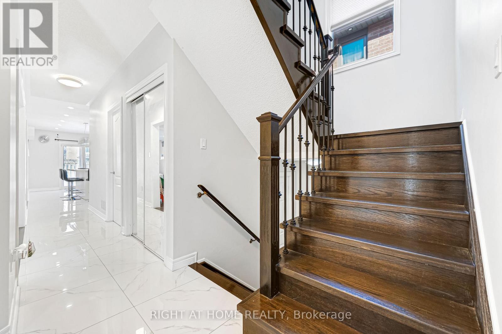 601 Claymeadow Avenue, Mississauga, Ontario  L5B 4H7 - Photo 3 - W12822050