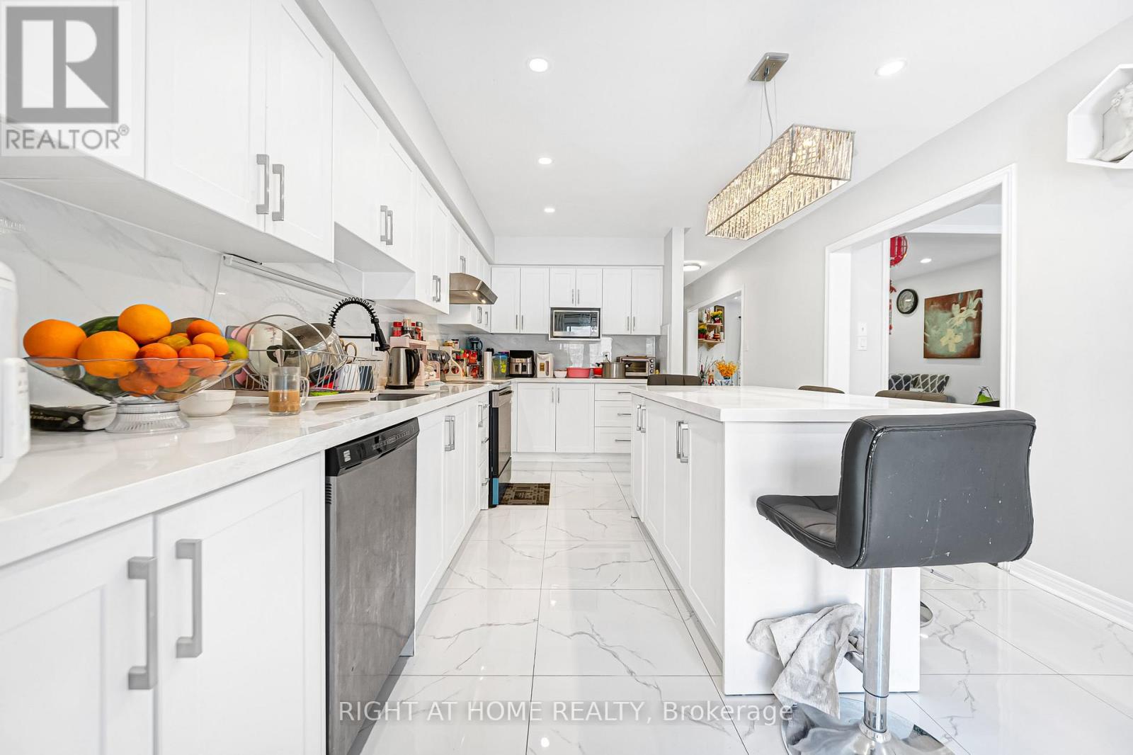 601 Claymeadow Avenue, Mississauga, Ontario  L5B 4H7 - Photo 5 - W12822050