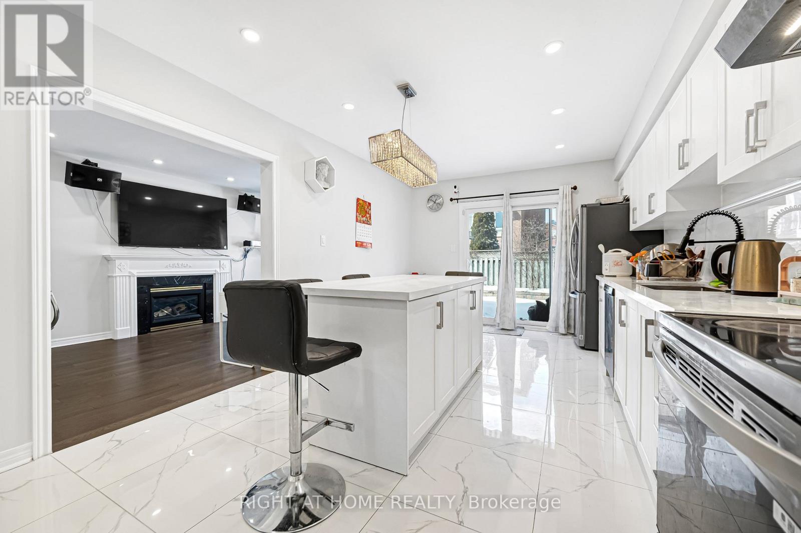 601 Claymeadow Avenue, Mississauga, Ontario  L5B 4H7 - Photo 6 - W12822050