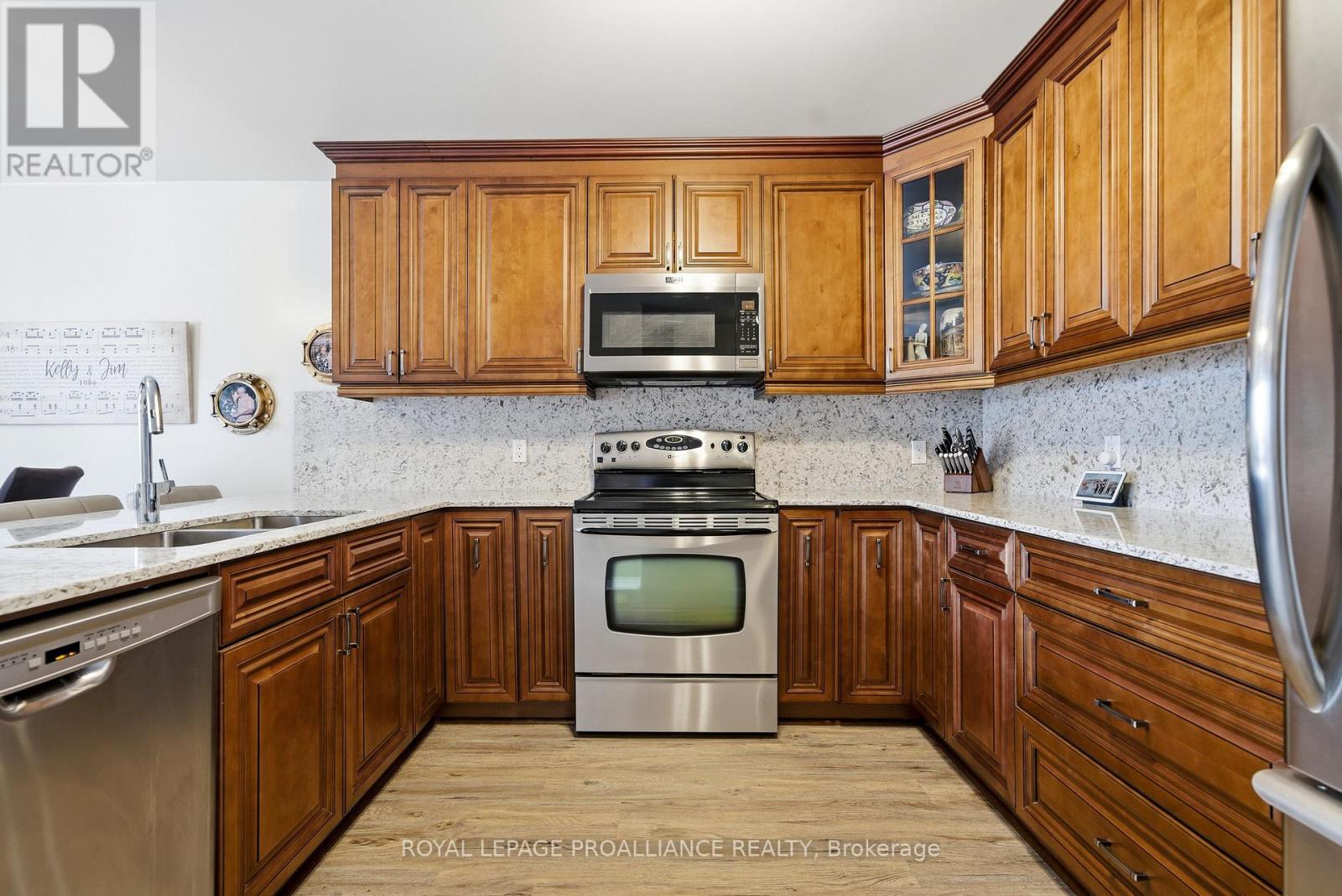 229 West Street, Quinte West, Ontario  K8V 2N1 - Photo 8 - X12822194