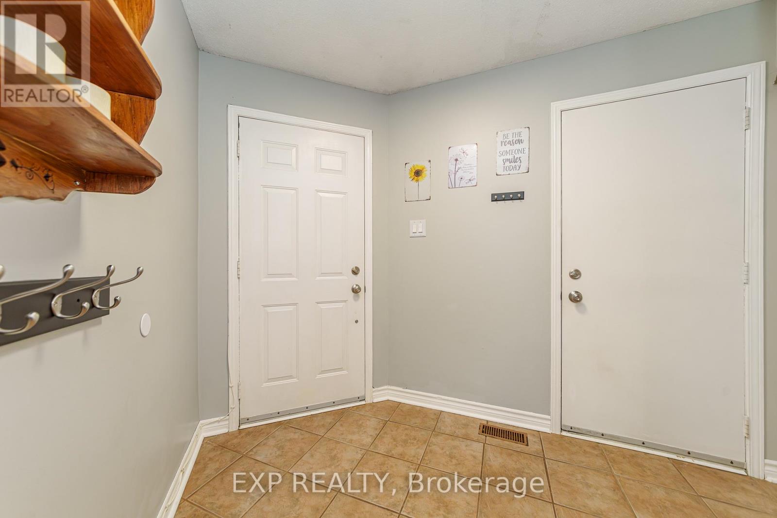 157 Huntersfield Drive, Ottawa, Ontario  K1T 3M1 - Photo 4 - X12822106