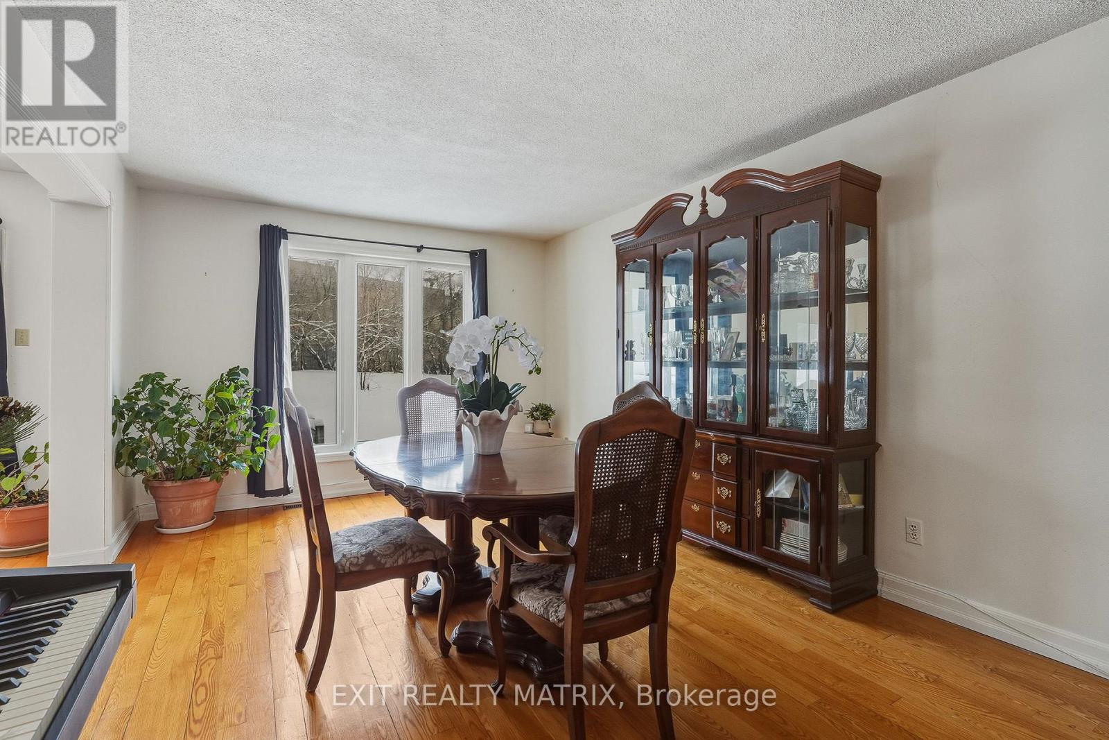 1123 Burgundy Lane, Ottawa, Ontario  K1C 2M9 - Photo 8 - X12822324