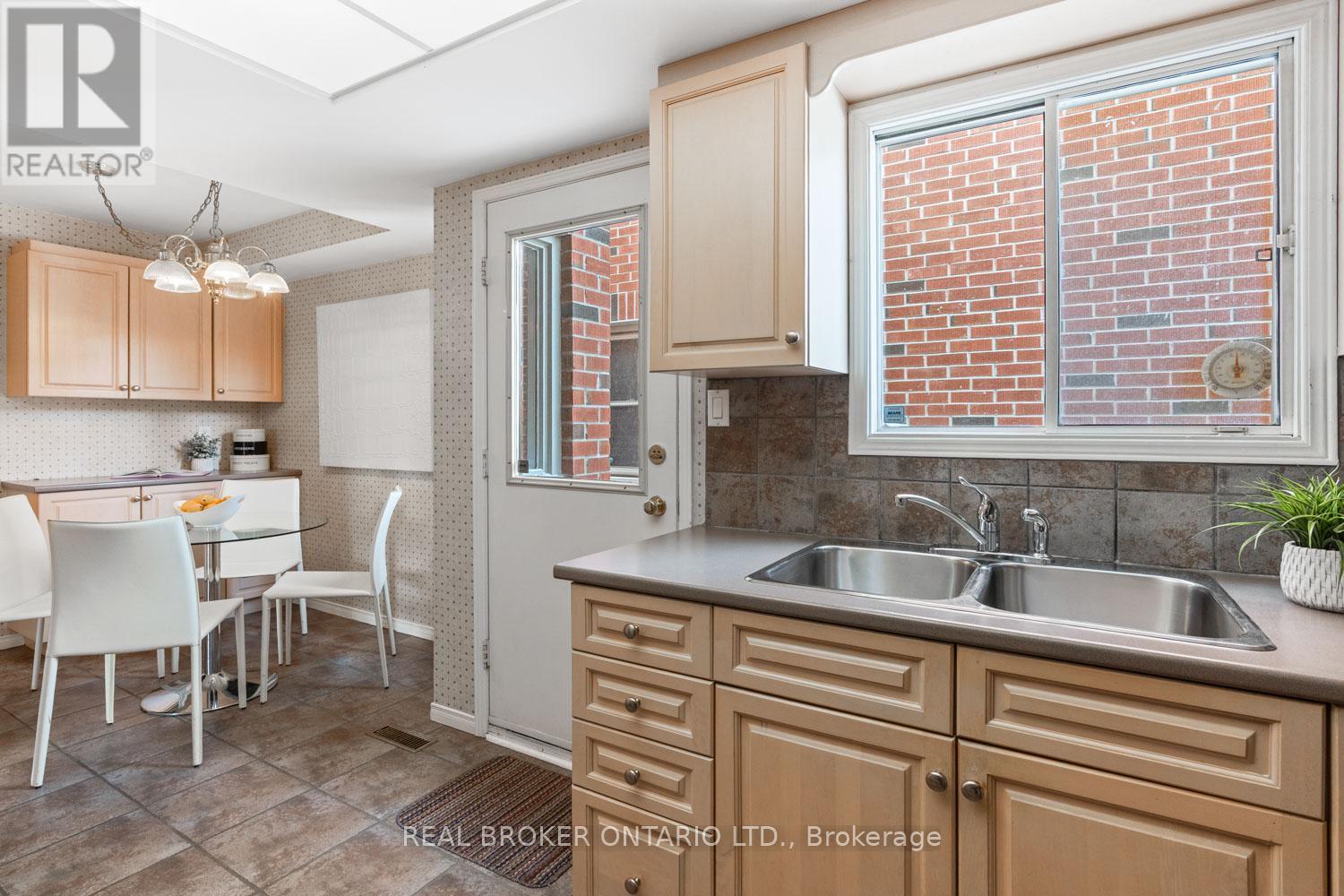 1501 Silver Spruce Drive, Pickering, Ontario  L1V 5G9 - Photo 11 - E12822064