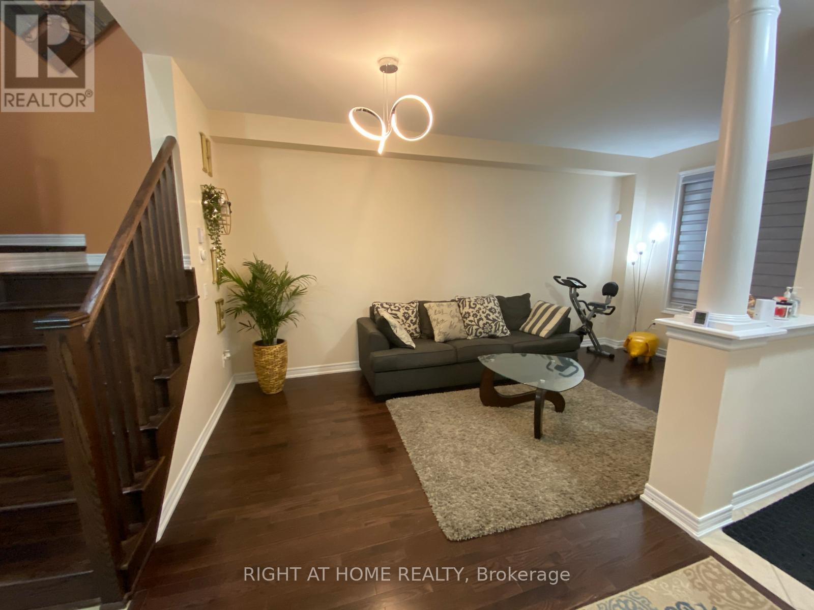 29 Villadowns Trail S, Brampton, Ontario  L6R 0B6 - Photo 4 - W12822074