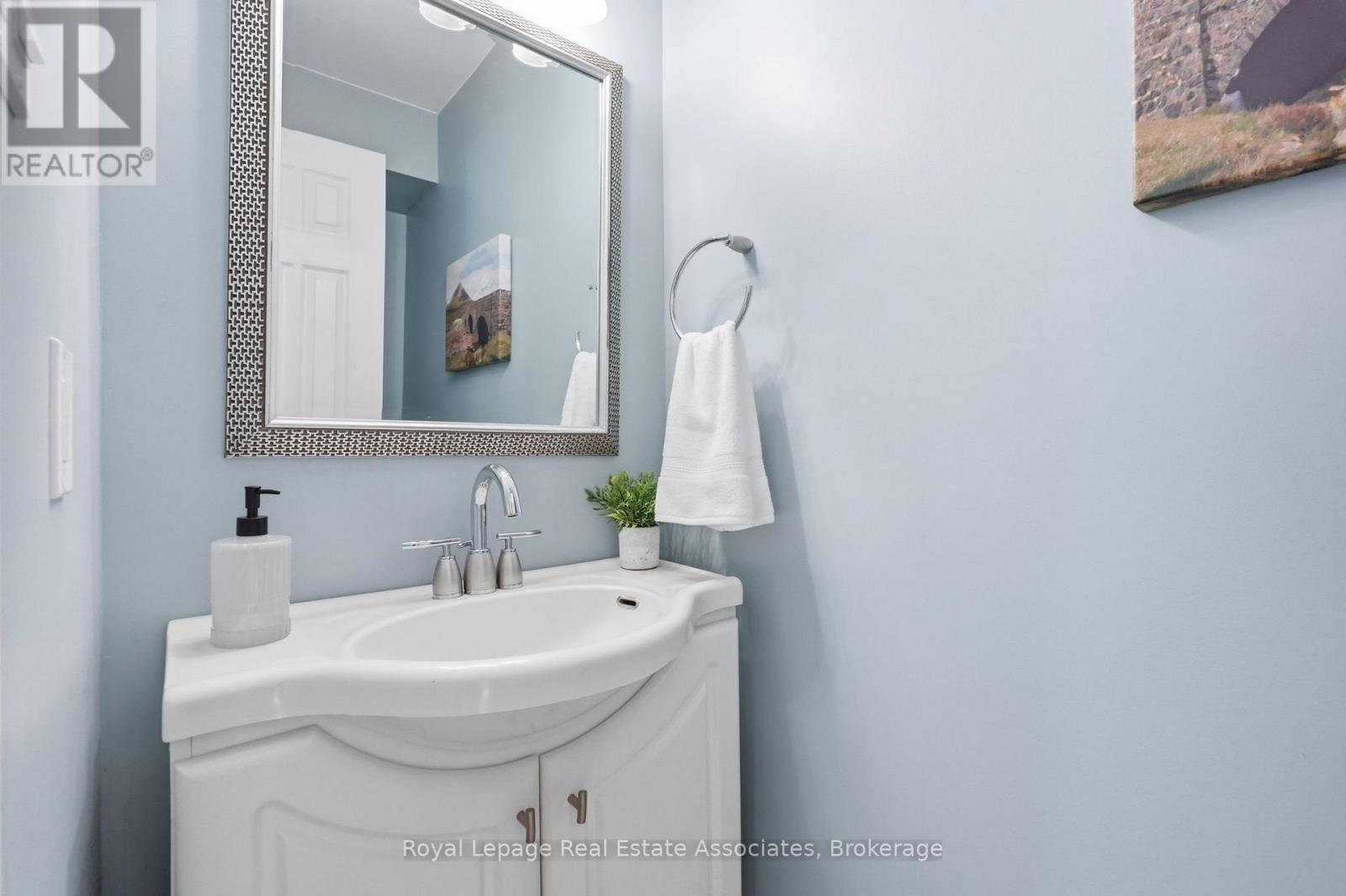 3173 Spring Creek Crescent, Mississauga, Ontario  L5N 4S2 - Photo 5 - W12822170