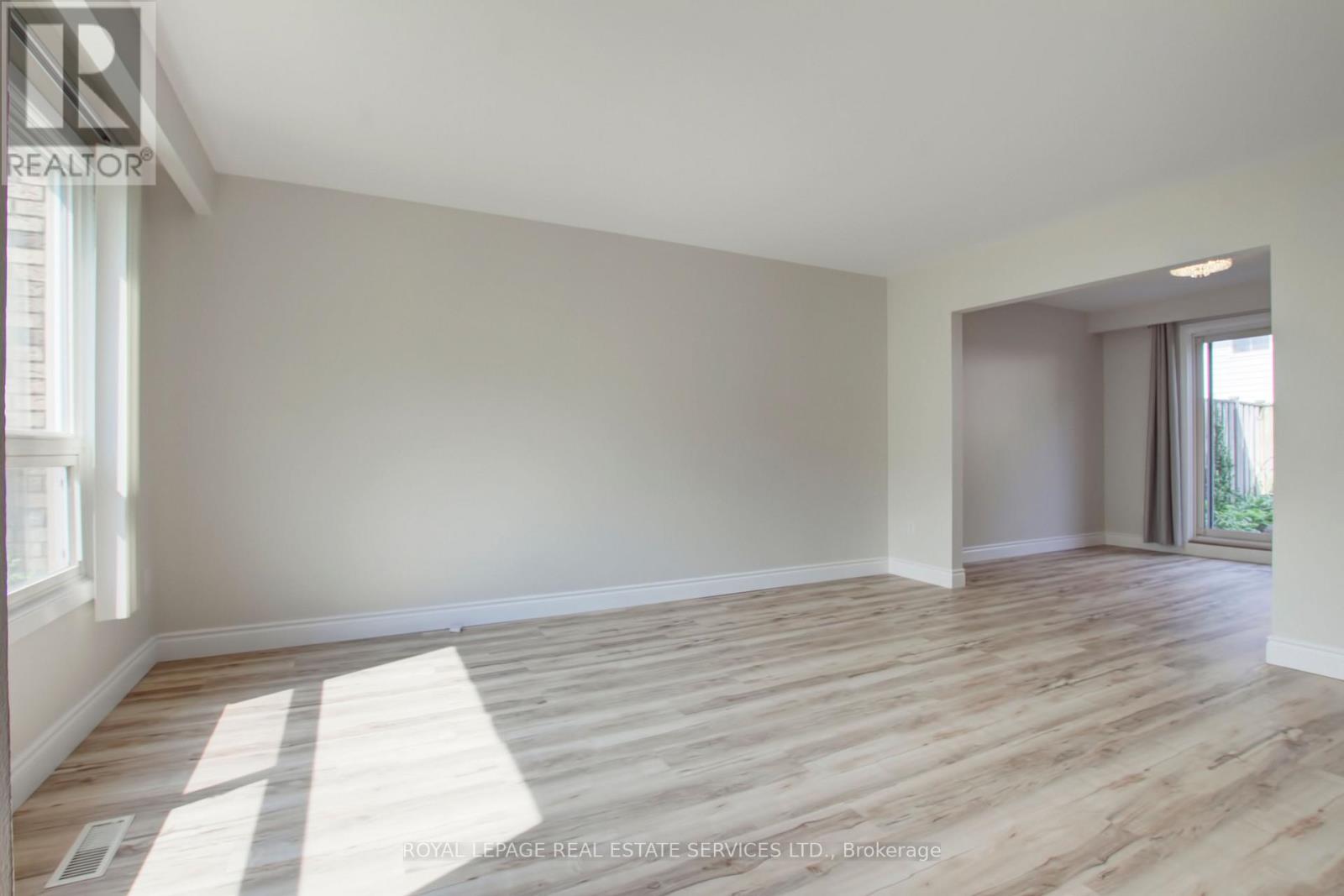 37 - 5475 Lakeshore Road, Burlington, Ontario  L7L 1E1 - Photo 5 - W12822340