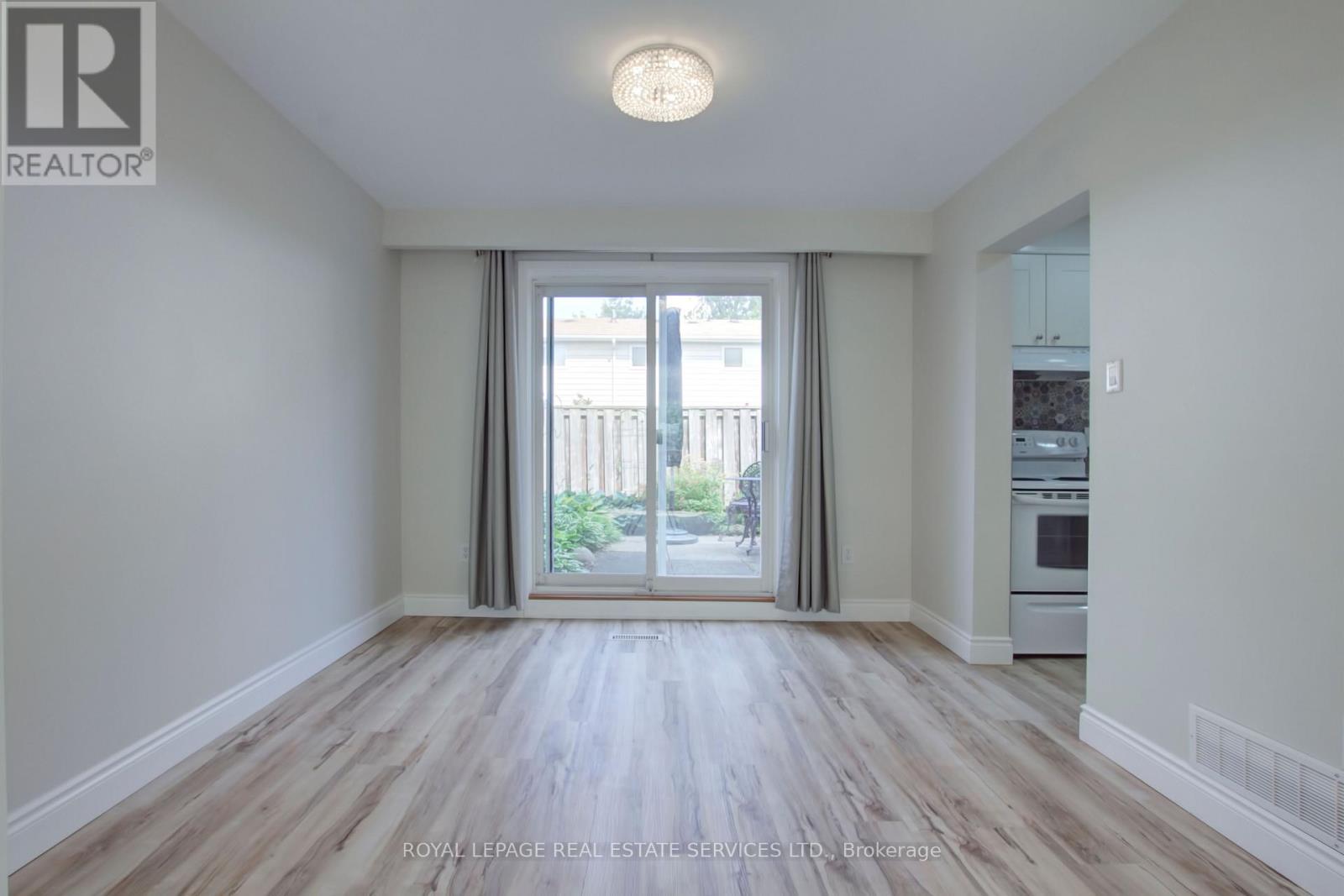 37 - 5475 Lakeshore Road, Burlington, Ontario  L7L 1E1 - Photo 8 - W12822340