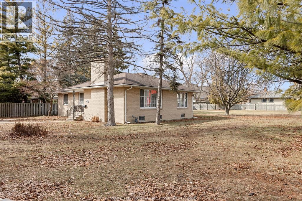 3985 Dougall Ave., Windsor, Ontario  N9G 1X3 - Photo 2 - 25017024