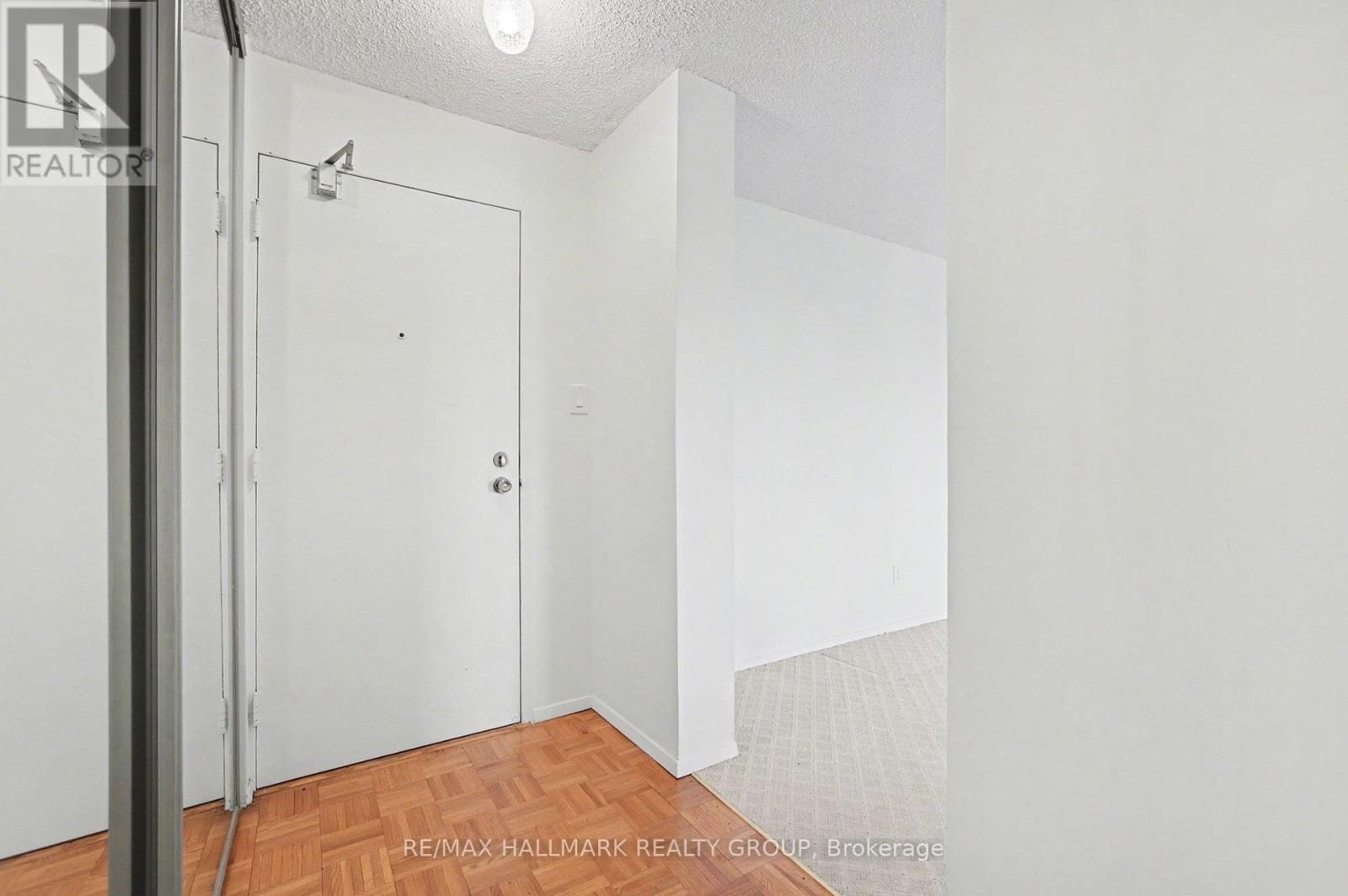 1402 - 665 Bathgate Drive, Ottawa, Ontario  K1K 3Y4 - Photo 3 - X12822404