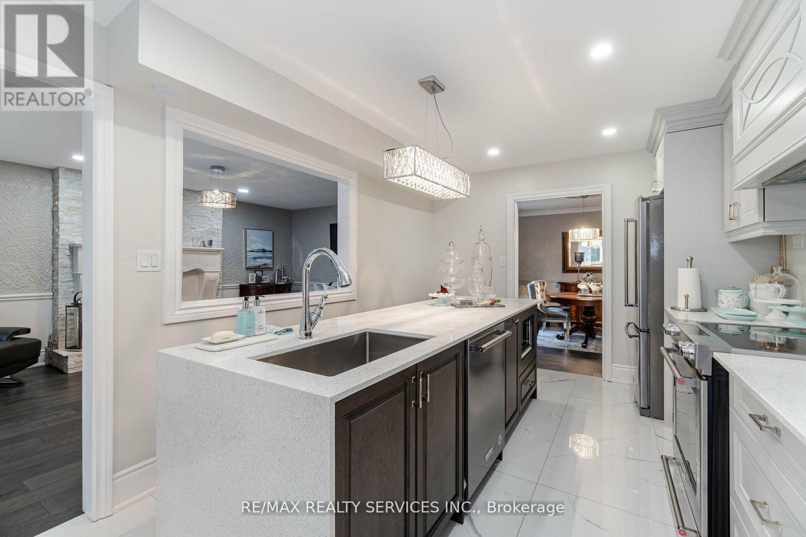 15 Pine Ridge Lane, Brampton, Ontario  L6W 1G6 - Photo 11 - W12822192