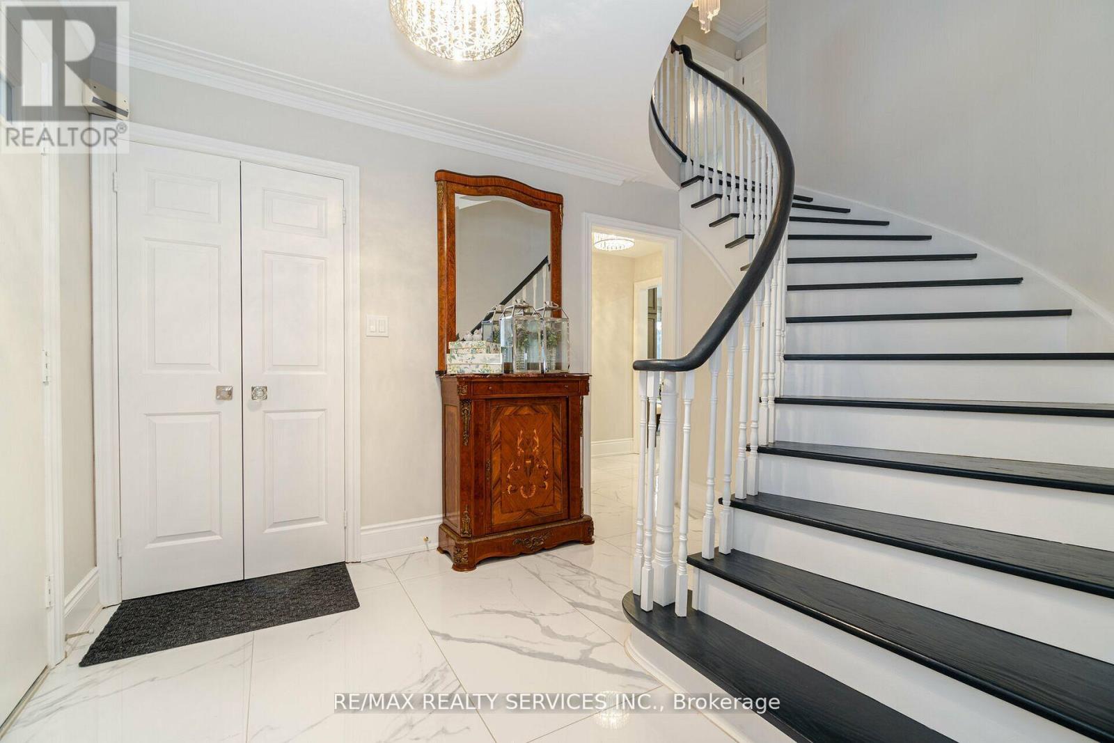 15 Pine Ridge Lane, Brampton, Ontario  L6W 1G6 - Photo 18 - W12822192