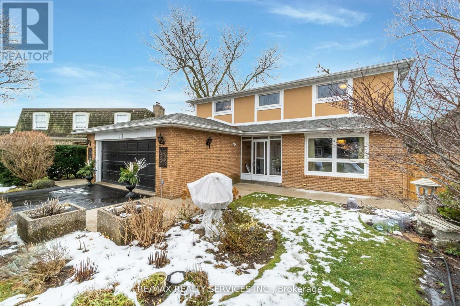 15 Pine Ridge Lane, Brampton, Ontario  L6W 1G6 - Photo 2 - W12822192