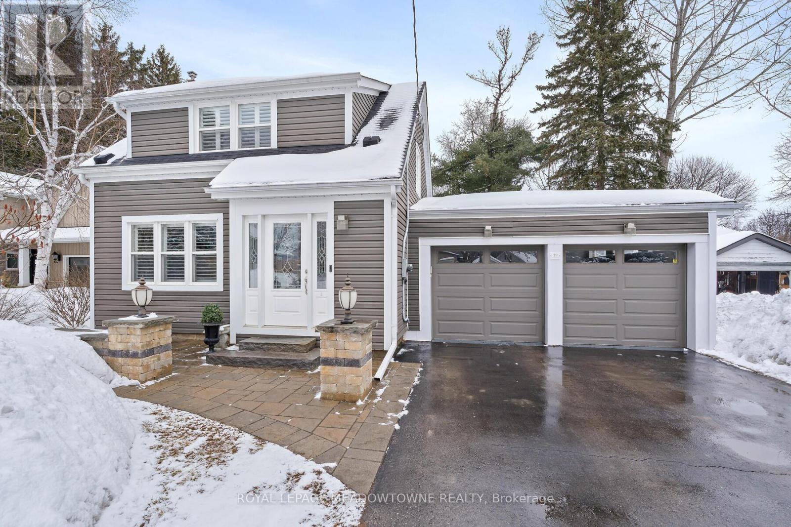 19 Union Street, Halton Hills, Ontario  L7G 3M1 - Photo 2 - W12822052