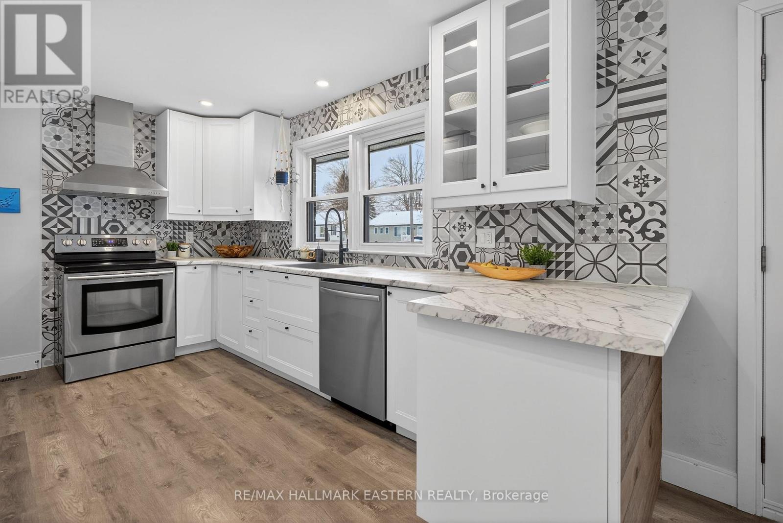 98 Arthur Avenue, Peterborough (Otonabee Ward 1), Ontario  K9J 5X8 - Photo 9 - X12822540