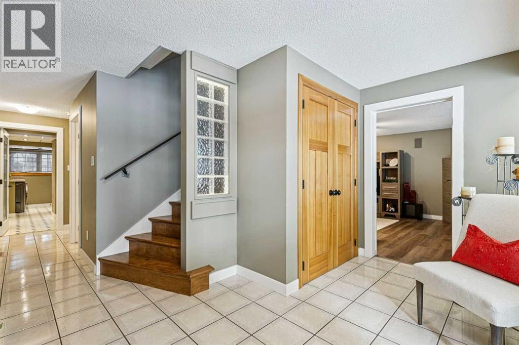 8 Vardana Place Nw, Calgary, Alberta  T3A 0C5 - Photo 4 - A2280305