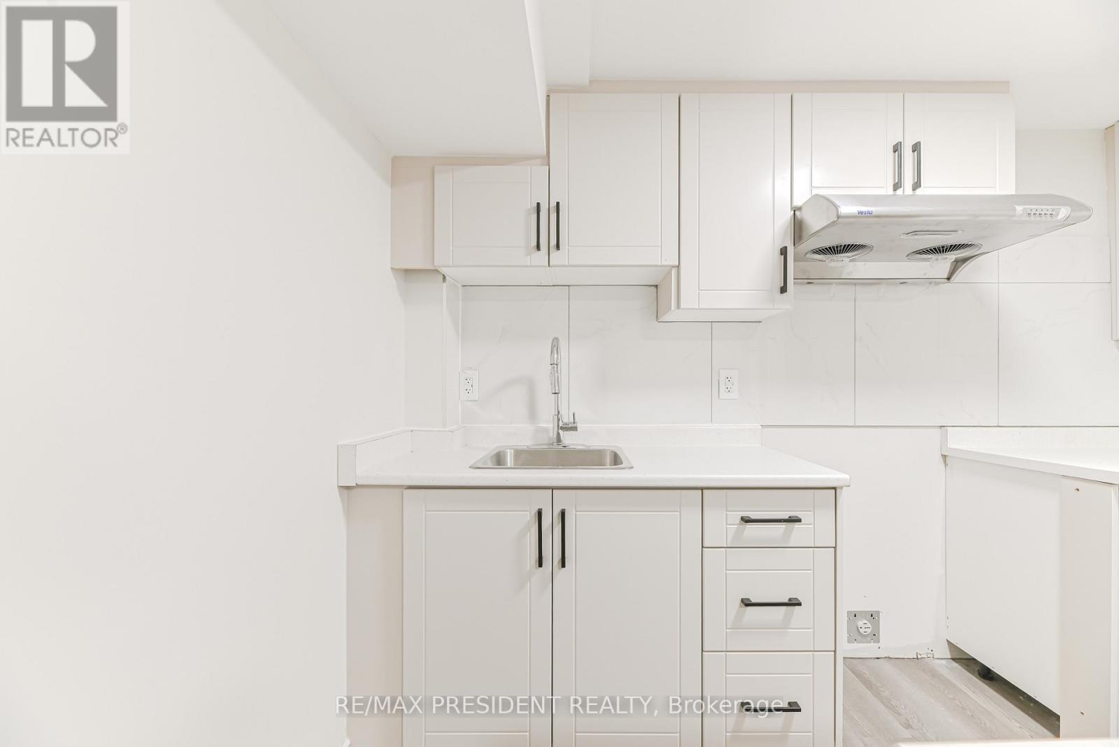 4 Lawnview Court, Brampton, Ontario  L7G 1T4 - Photo 35 - W12822372