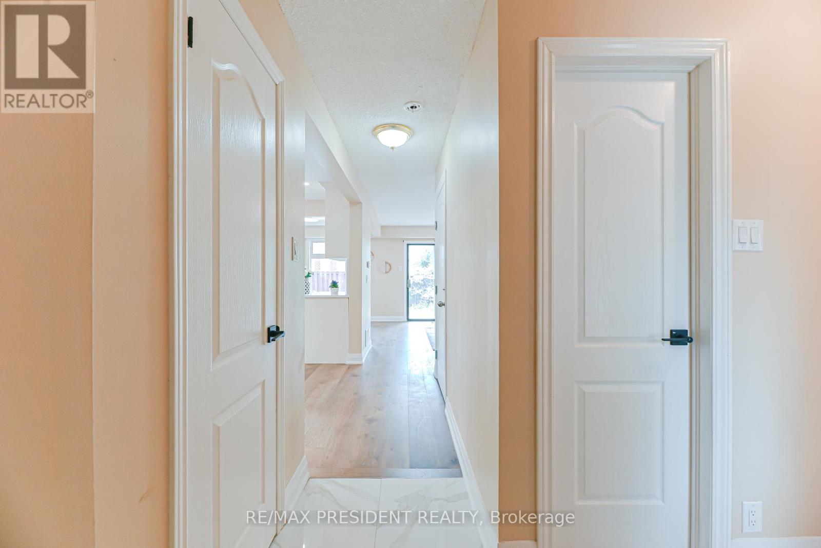 4 Lawnview Court, Brampton, Ontario  L7G 1T4 - Photo 5 - W12822372