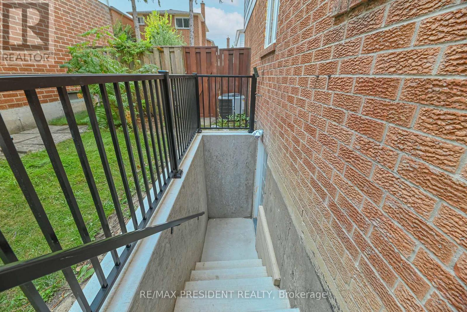 4 Lawnview Court, Brampton, Ontario  L7G 1T4 - Photo 50 - W12822372