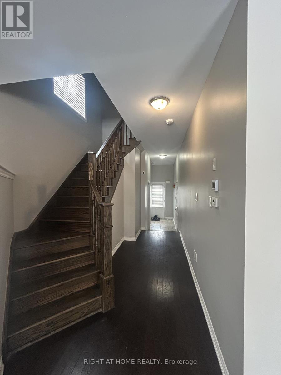 68 Thornbush Boulevard, Brampton, Ontario  L7A 4K1 - Photo 4 - W12822376