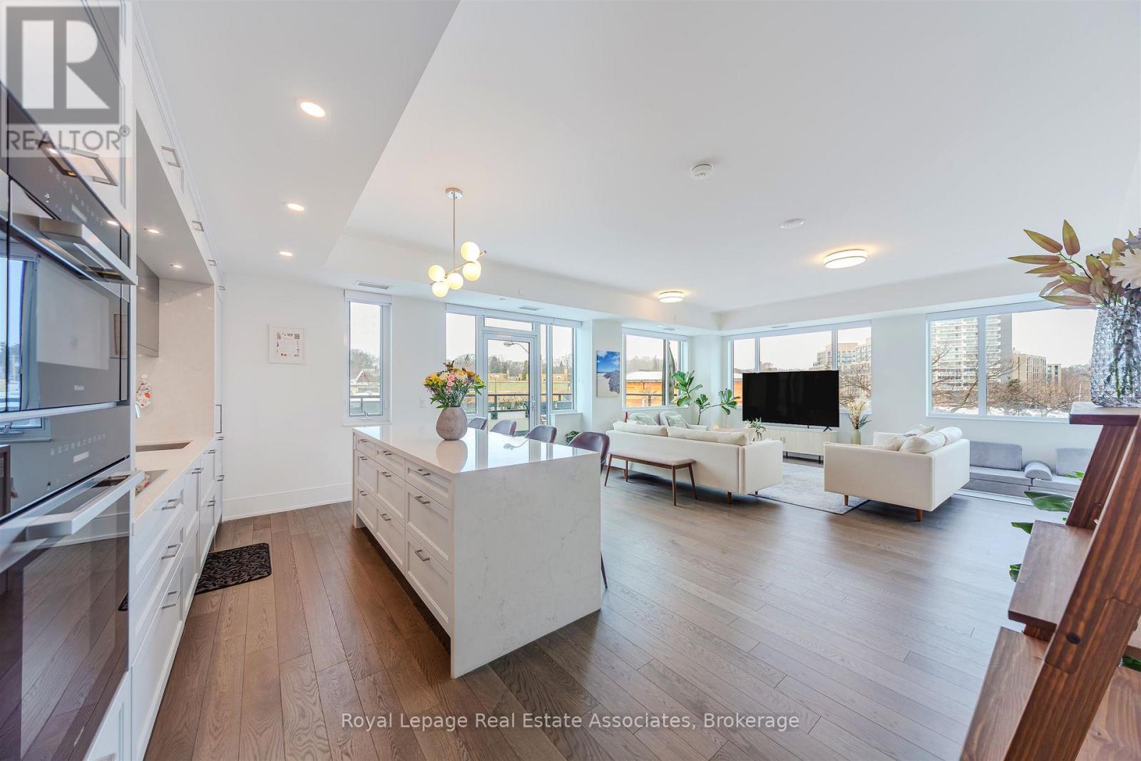 219 - 259 The Kingsway, Toronto, Ontario  M9A 0G2 - Photo 2 - W12822418