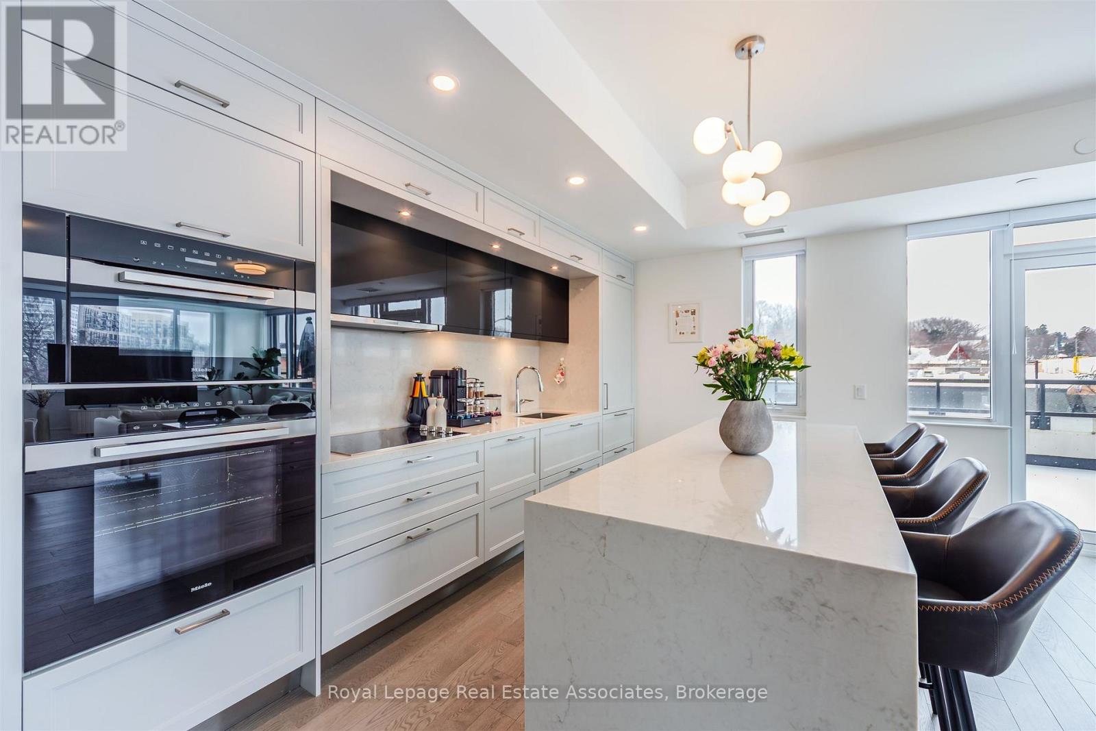 219 - 259 The Kingsway, Toronto, Ontario  M9A 0G2 - Photo 3 - W12822418