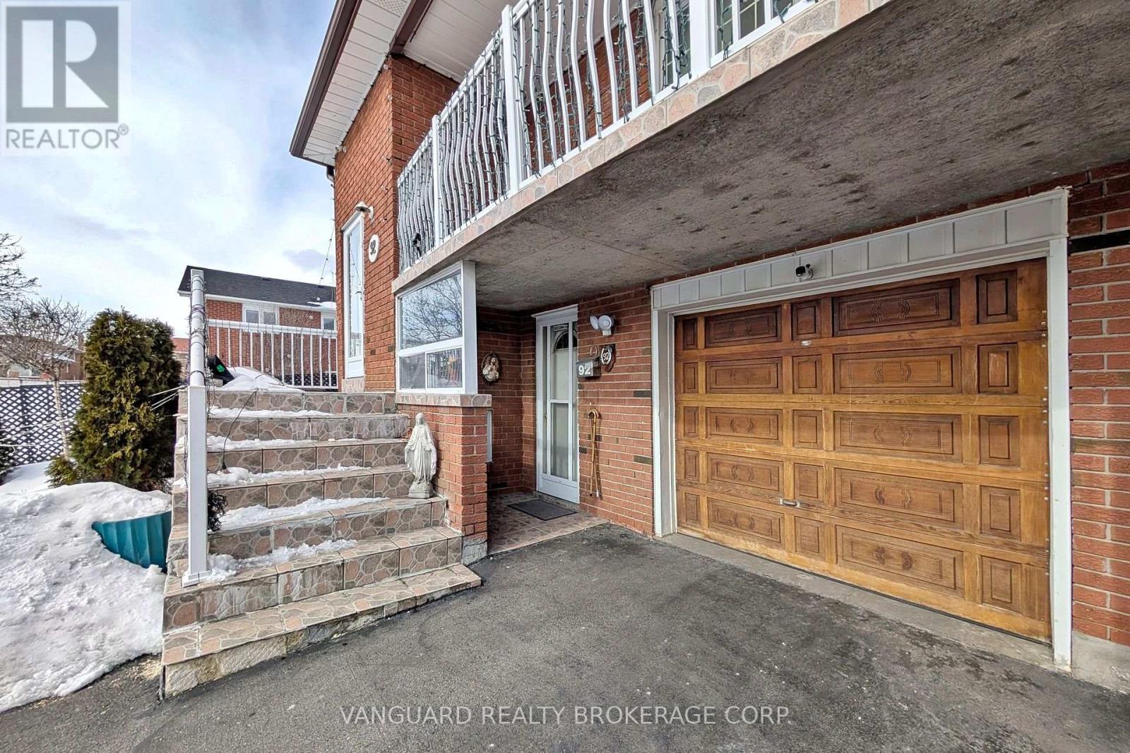 92 Skelton Boulevard, Brampton, Ontario  L6V 2P6 - Photo 4 - W12822514