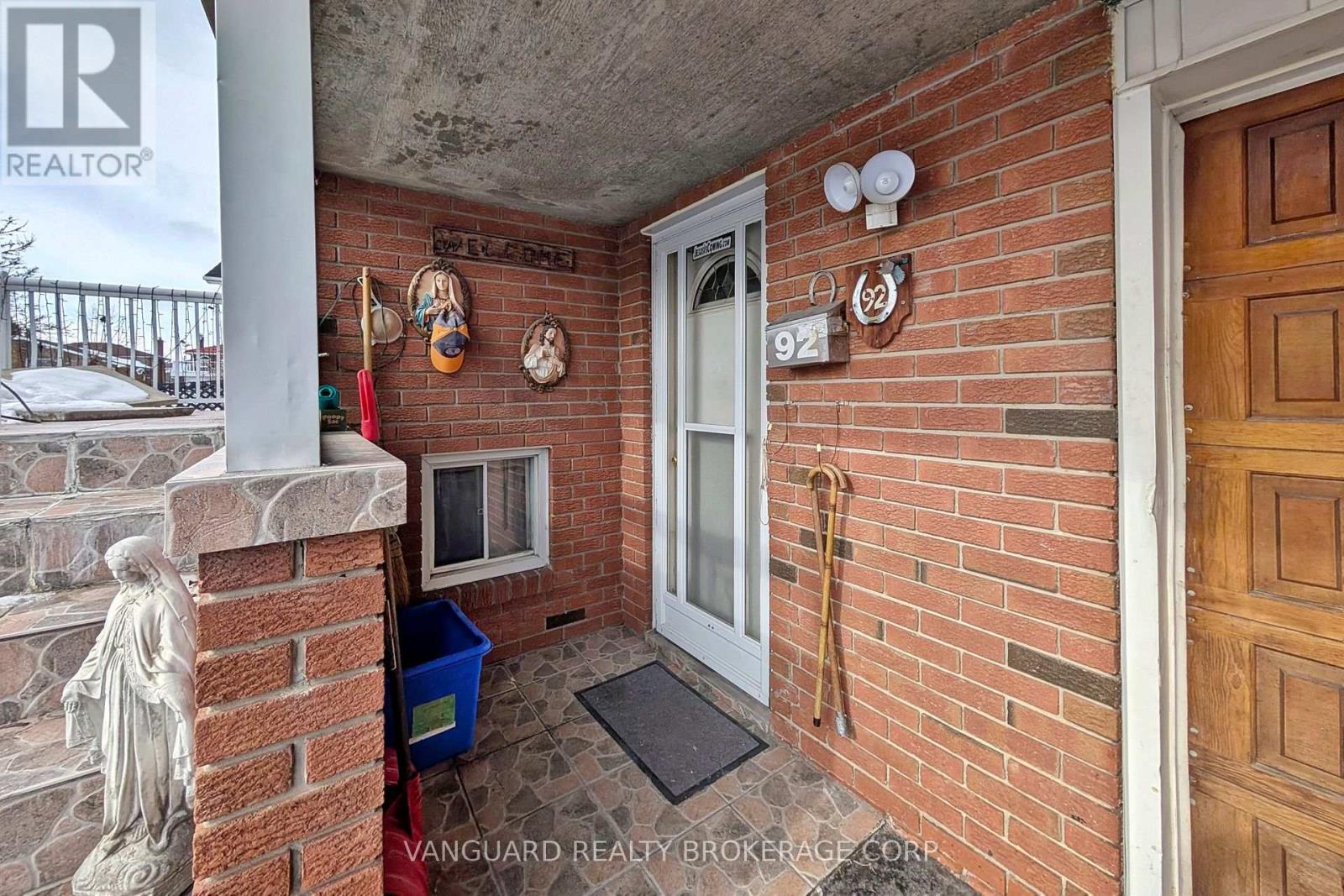 92 Skelton Boulevard, Brampton, Ontario  L6V 2P6 - Photo 5 - W12822514