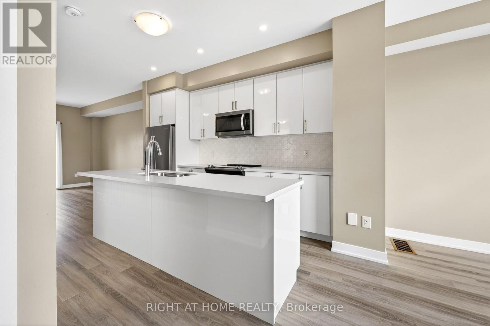 48 Markle Crescent, Hamilton, Ontario  L9G 0H3 - Photo 3 - X12822364