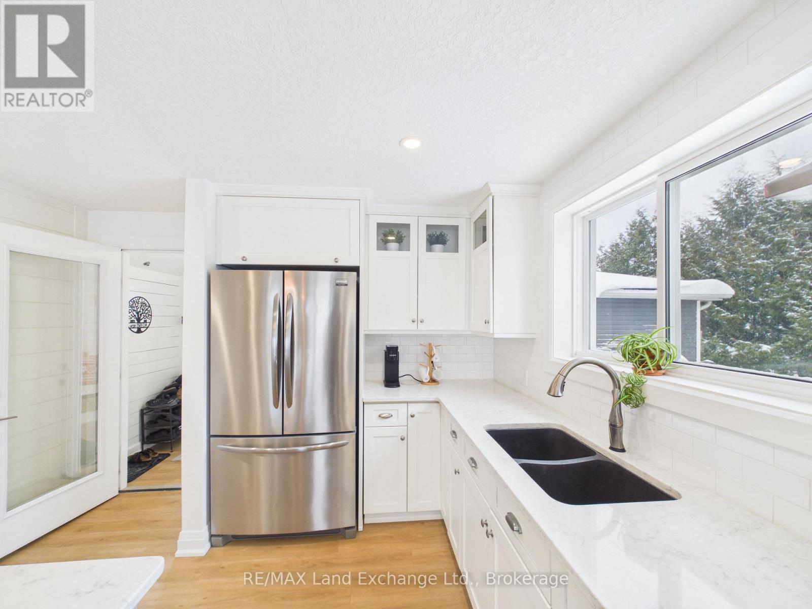 9 Macgregor Beach Road, Kincardine, Ontario N2Z 1J6 - Photo 7 - X12822720