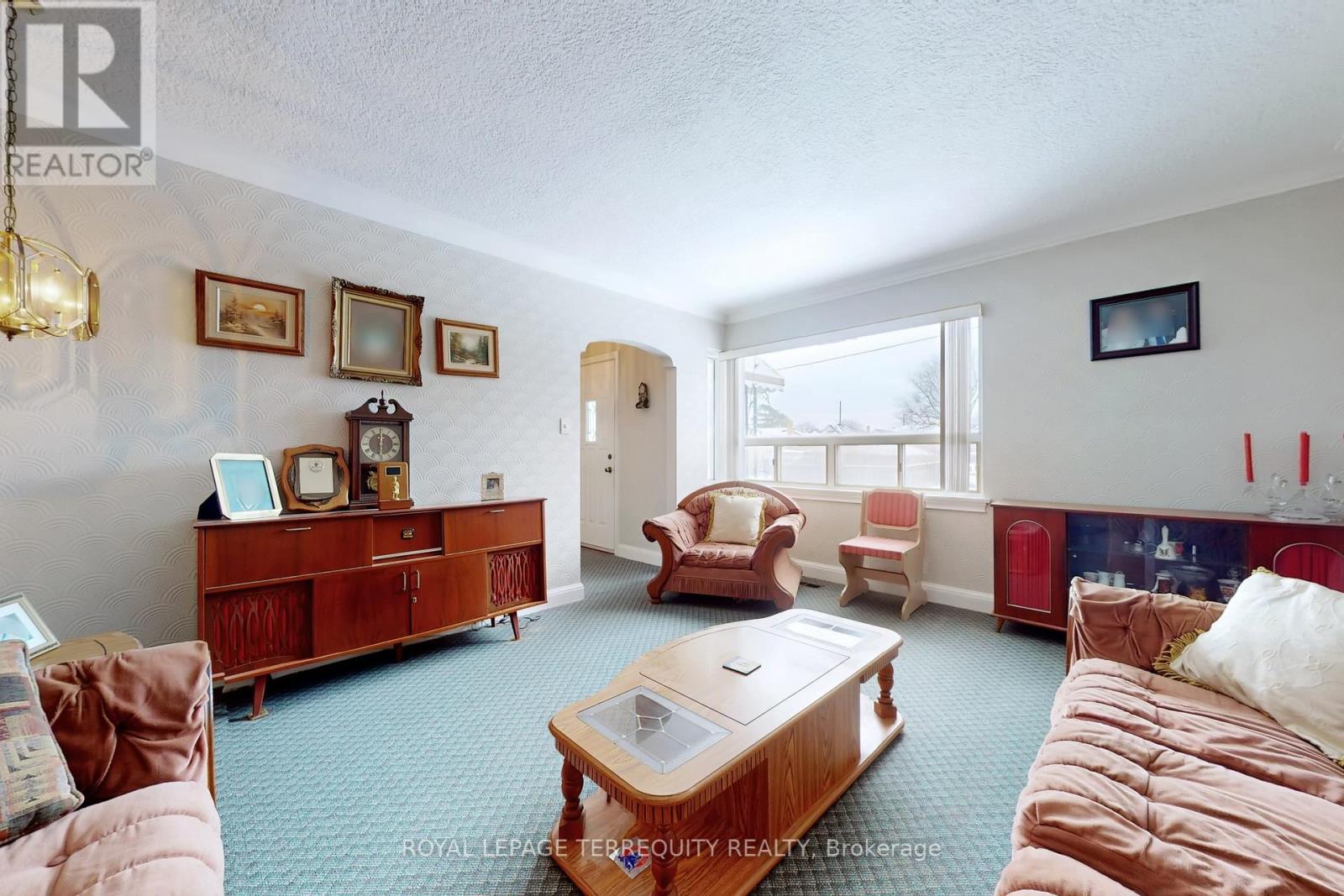 39 Coules Court, Toronto, Ontario  M8W 2N8 - Photo 5 - W12817384