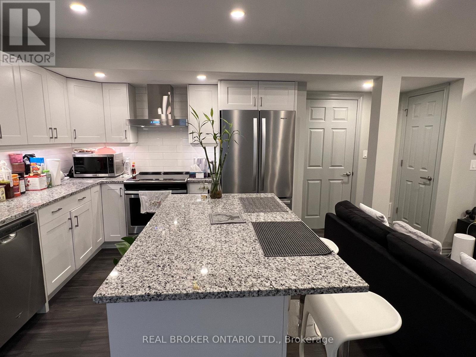 70 Juglans Crescent, Whitchurch-Stouffville, Ontario  L4A 1S5 - Photo 4 - N12822824