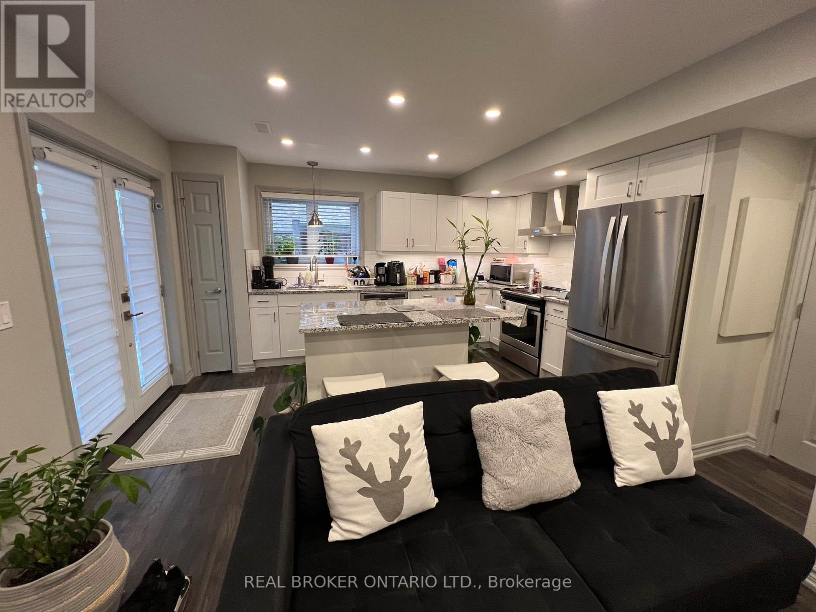 70 Juglans Crescent, Whitchurch-Stouffville, Ontario  L4A 1S5 - Photo 5 - N12822824