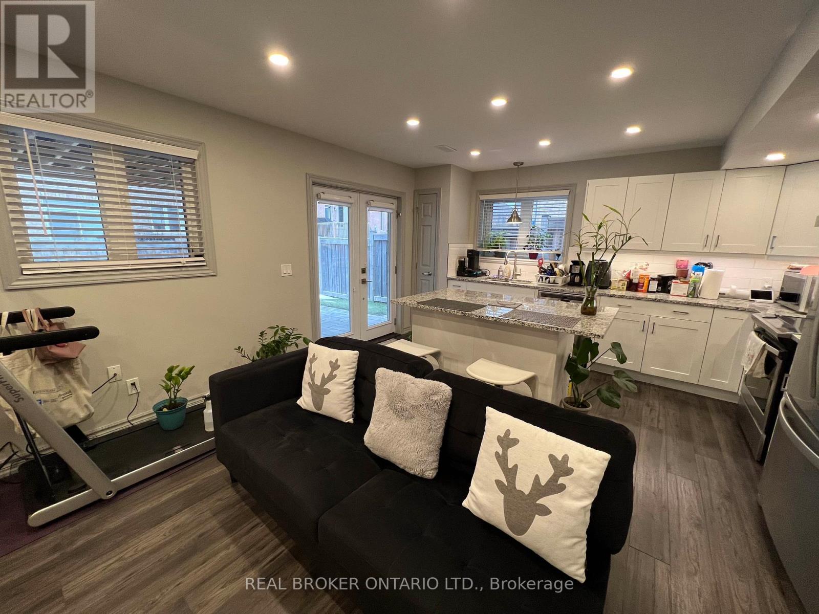 70 Juglans Crescent, Whitchurch-Stouffville, Ontario  L4A 1S5 - Photo 6 - N12822824