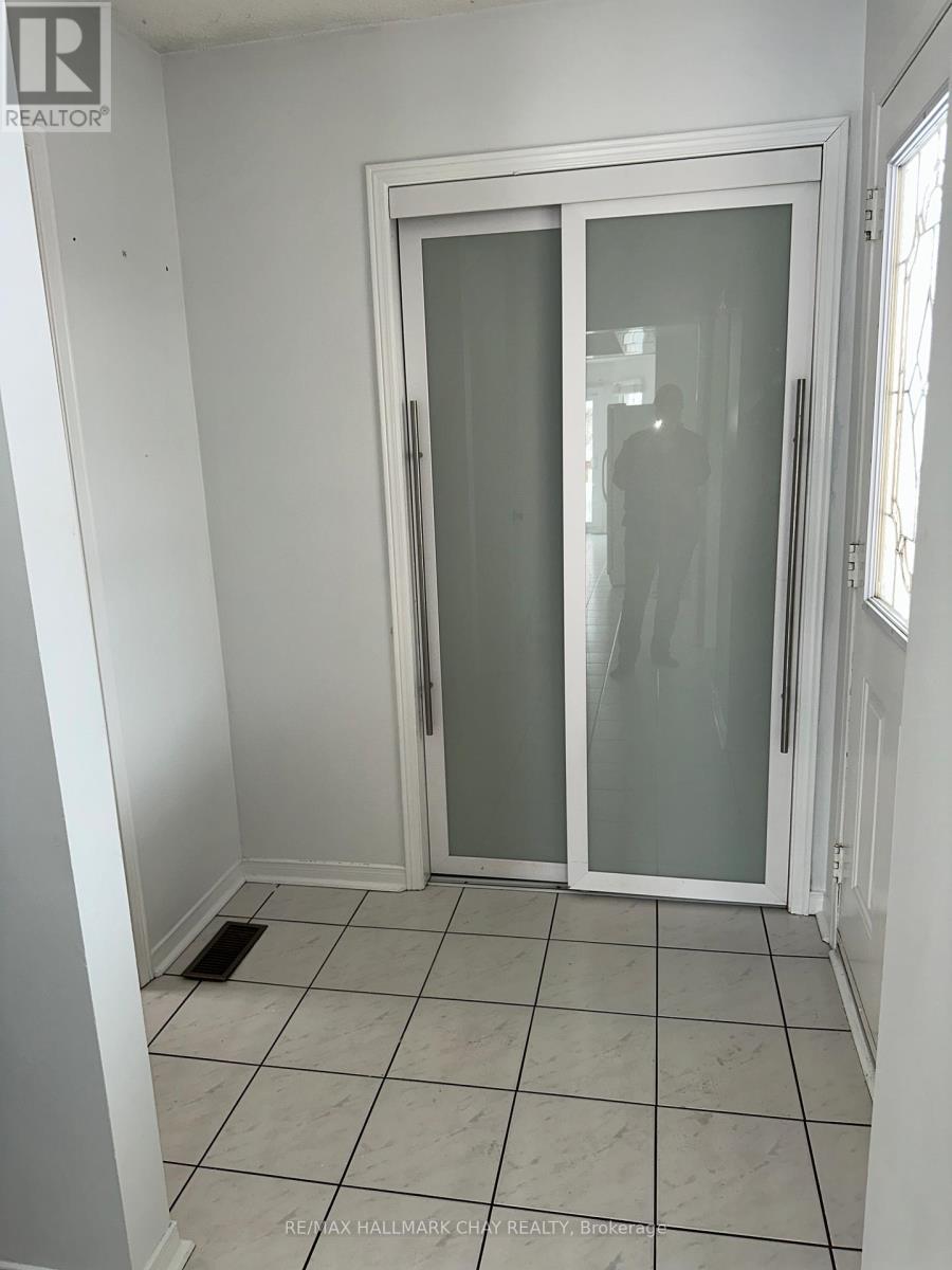 Upper - 16 Cuthbert Street, Barrie, Ontario  L4N 6X7 - Photo 3 - S12822808