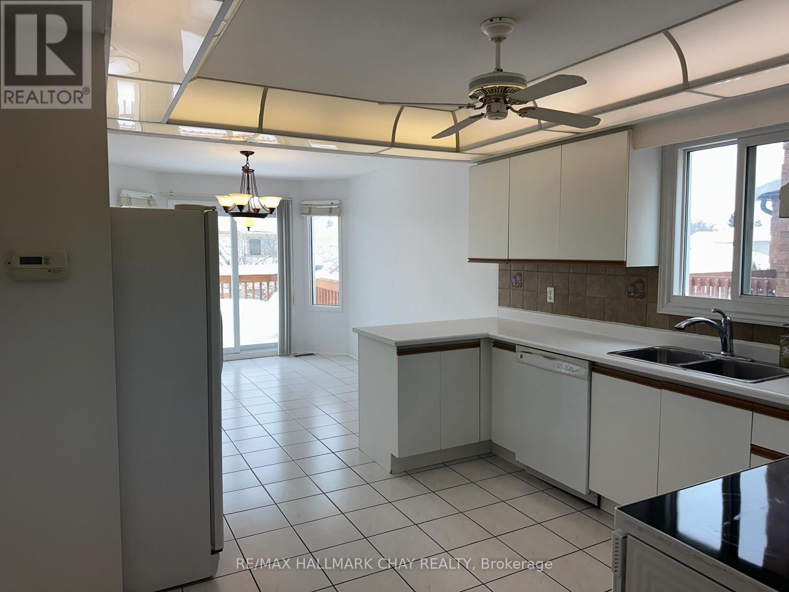 Upper - 16 Cuthbert Street, Barrie, Ontario  L4N 6X7 - Photo 5 - S12822808