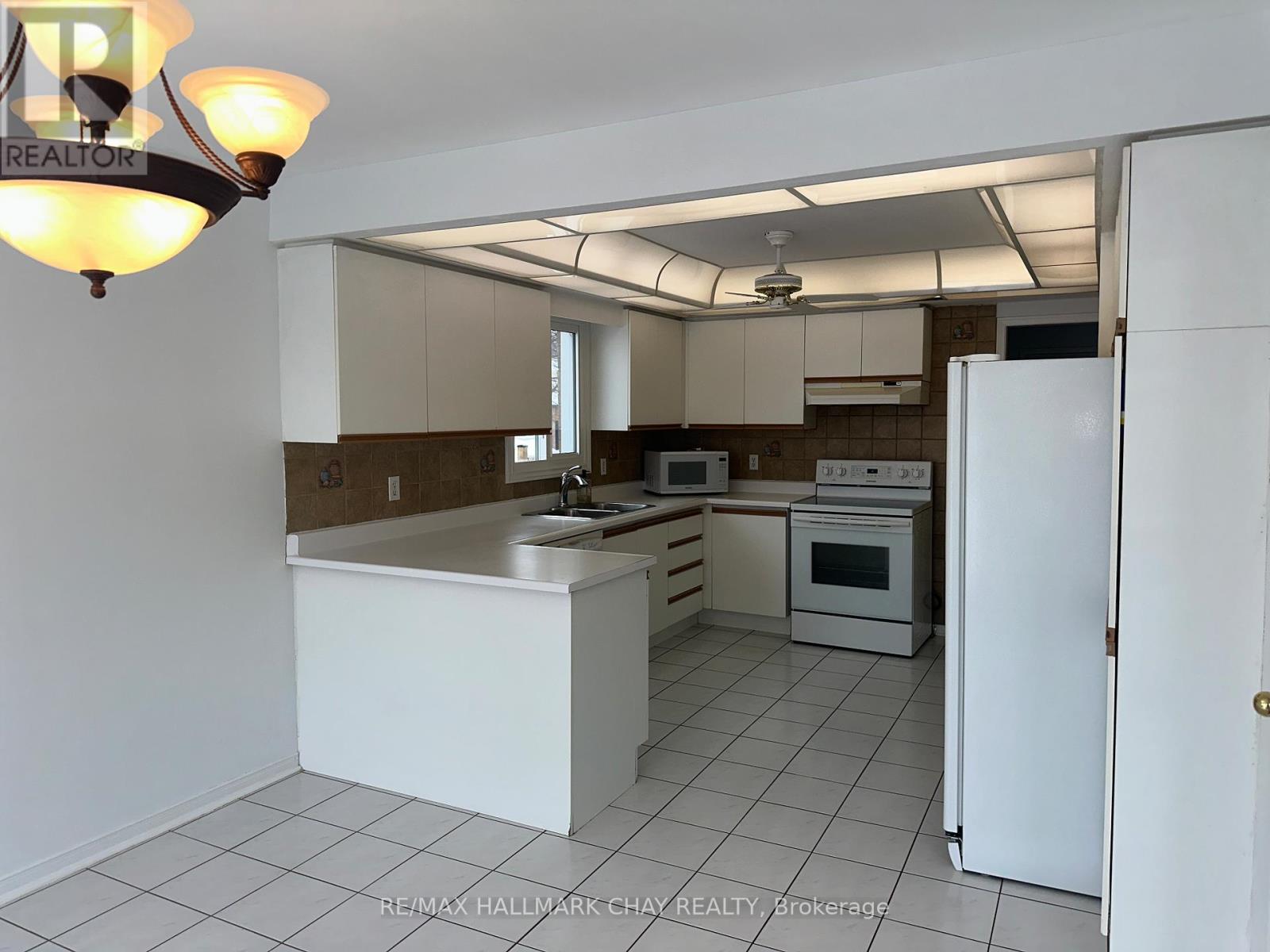 Upper - 16 Cuthbert Street, Barrie, Ontario  L4N 6X7 - Photo 6 - S12822808