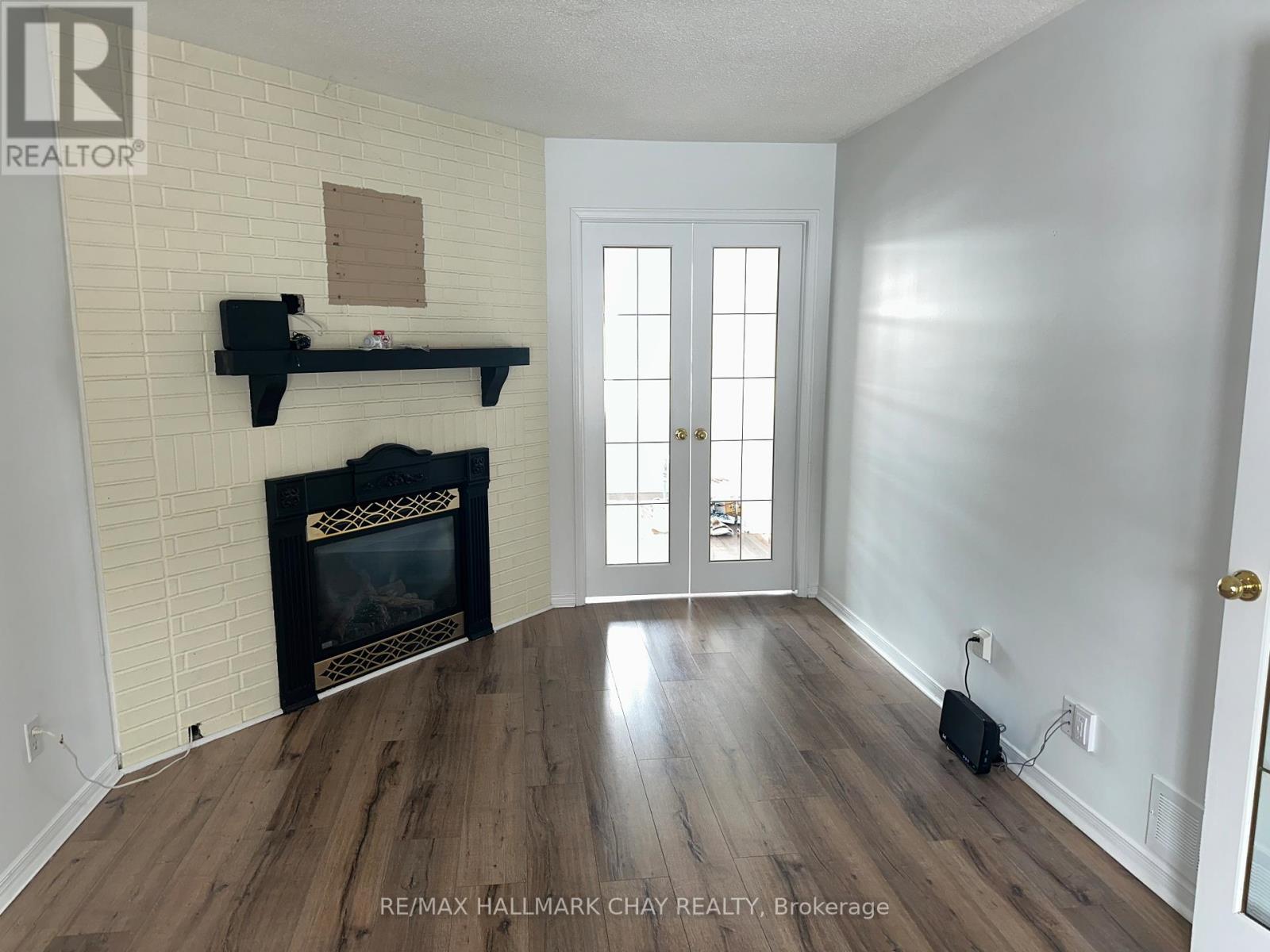 Upper - 16 Cuthbert Street, Barrie, Ontario  L4N 6X7 - Photo 9 - S12822808