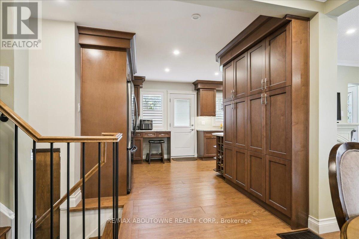 2033 Saxon Road, Oakville, Ontario  L6L 2V1 - Photo 13 - W12822550