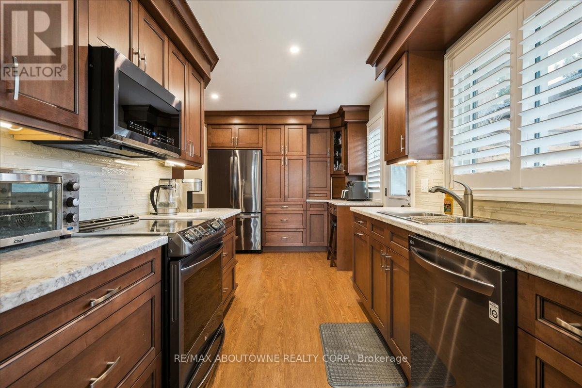 2033 Saxon Road, Oakville, Ontario  L6L 2V1 - Photo 14 - W12822550